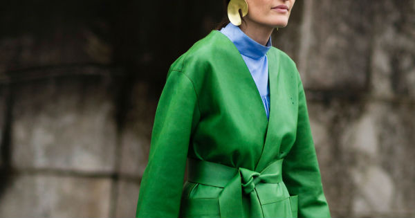 Зеленый плащ – яркая вещь модного женского гардероба
