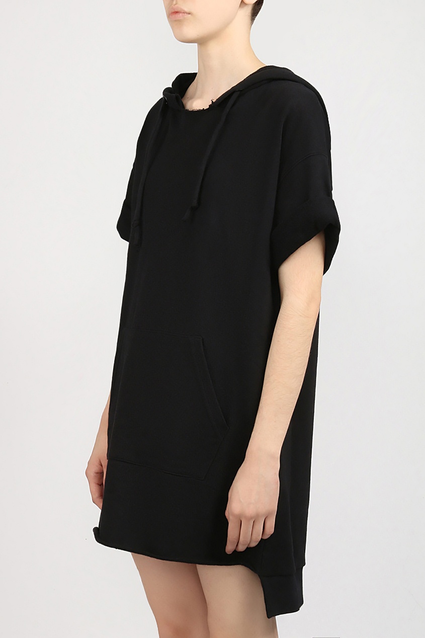 Платье-туника с короткими рукавами выполнено из черной ткани. Модель с удлиненной спинкой дополнена объемны�